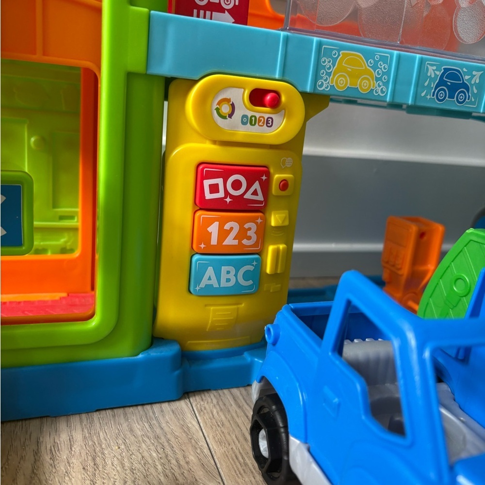 Fisher-Price Little People Car Wash Garage Lights Sounds + 3 Vehicles - Picture 5 of 7